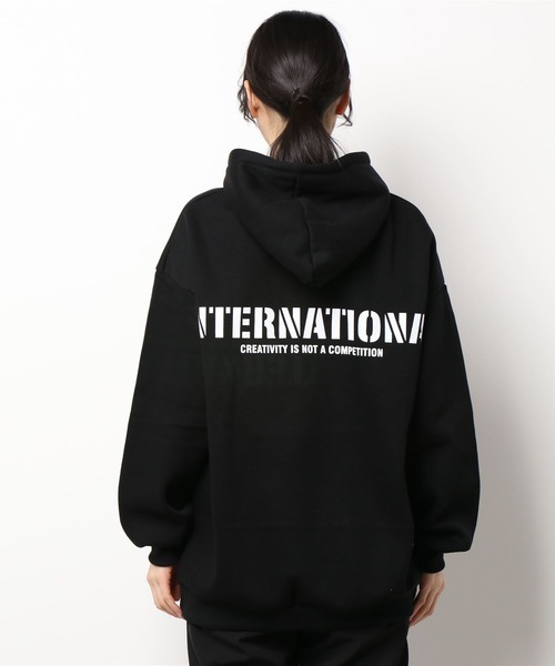 Dalfwin(ダールフィン)の「韓国スウェット 裏起毛 INTERNATIONALバックロゴフーディー パーカー オーバーサイズ(パーカー・レディース・グレー/ホワイト系その他/ブラック・FREE)」の7枚目の写真
