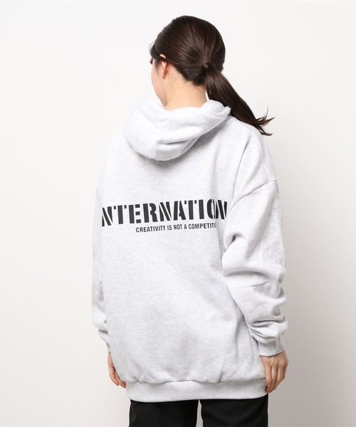 Dalfwin(ダールフィン)の「韓国スウェット 裏起毛 INTERNATIONALバックロゴフーディー パーカー オーバーサイズ(パーカー・レディース・グレー/ホワイト系その他/ブラック・FREE)」の5枚目の写真