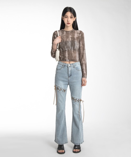 FOLLOWIN（フォロウィン）の「レザーステッチストラップポイントジーンズデニムパンツ（デニムパンツ・レディース・ブルー・S/M/L）」の2枚目の写真