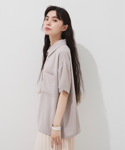 Libra Cue(リブラ キュー)の「“ビッグポケットとろみシャツ” 大きめなパッチポケットとサラリとした素材感がポイント、セットアップでも着られるシンプルシャツ(シャツ/ブラウス・レディース・ライトグリーン/グレイッシュベージュ・FREE)」の4枚目の写真