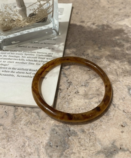 apres jour clair（アプレジュールクレア）の「【apres jour clair×ARIAZ】ニュアンスカラーバングル【ZOZOTOWN限定アイテム】（バングル/リストバンド・レディース・ライトブラウン/アイボリー・FREE）」の2枚目の写真