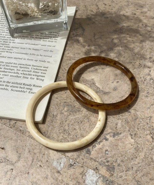 apres jour clair（アプレジュールクレア）の「【apres jour clair×ARIAZ】ニュアンスカラーバングル【ZOZOTOWN限定アイテム】（バングル/リストバンド・レディース・ライトブラウン/アイボリー・FREE）」の3枚目の写真