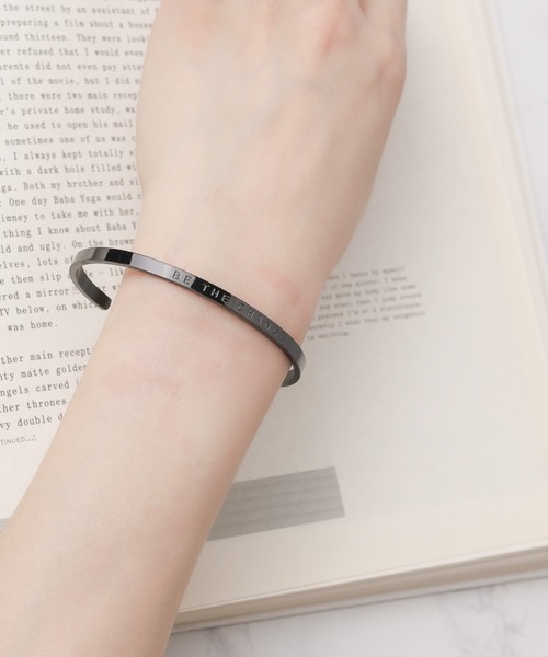 ARCHIVER（アーカイバ）の「【BK】【BE THE CHANGE】メタルブレス（バングル/リストバンド・レディース・シルバー/ゴールド/ブロンズ/ブラック・FREE）」の2枚目の写真