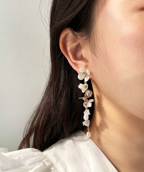 CEMONEMO（セモネモ）の「【金属アレルギー対応】 フラワー ウォーターパール ロングイヤリング / ニッケルフリー（イヤリング・レディース・ゴールド・FREE）」の4枚目の写真