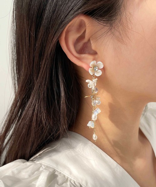 CEMONEMO（セモネモ）の「【金属アレルギー対応】 フラワー ウォーターパール ロングイヤリング / ニッケルフリー（イヤリング・レディース・ゴールド・FREE）」の3枚目の写真