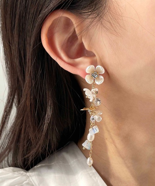 CEMONEMO（セモネモ）の「【金属アレルギー対応】 フラワー ウォーターパール ロングイヤリング / ニッケルフリー（イヤリング・レディース・ゴールド・FREE）」の2枚目の写真