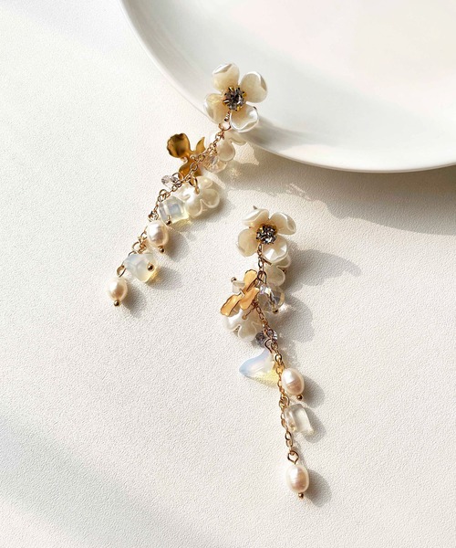 CEMONEMO（セモネモ）の「【金属アレルギー対応】 フラワー ウォーターパール ロングイヤリング / ニッケルフリー（イヤリング・レディース・ゴールド・FREE）」の5枚目の写真
