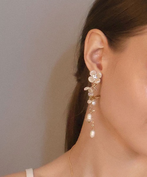 CEMONEMO（セモネモ）の「【金属アレルギー対応】 フラワー ウォーターパール ロングイヤリング / ニッケルフリー（イヤリング・レディース・ゴールド・FREE）」の12枚目の写真