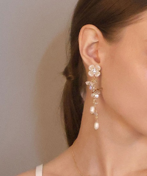 CEMONEMO（セモネモ）の「【金属アレルギー対応】 フラワー ウォーターパール ロングイヤリング / ニッケルフリー（イヤリング・レディース・ゴールド・FREE）」の16枚目の写真