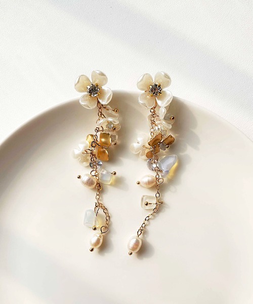 CEMONEMO（セモネモ）の「【金属アレルギー対応】 フラワー ウォーターパール ロングイヤリング / ニッケルフリー（イヤリング・レディース・ゴールド・FREE）」の17枚目の写真