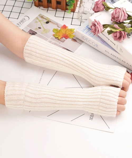 EPICKS（エピックス）の「カラフルニットアームウォーマー（アームカバー・レディース・ホワイト/ブラック・F）」の4枚目の写真