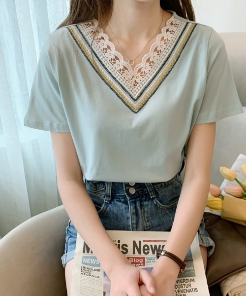 レース付きベージュVネックTシャツ M セール】刺繍レース使いVネックTシャツ（Tシャツ/カットソー