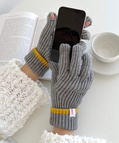 MYMOOD.（マイムード）の「【スマホ対応】リブニットホールタッチライングローブ 手袋（手袋・レディース・ブラウン/アイボリー/ブラック/グレー/ブルー/レッド/ブルー系その他・FREE）」の4枚目の写真