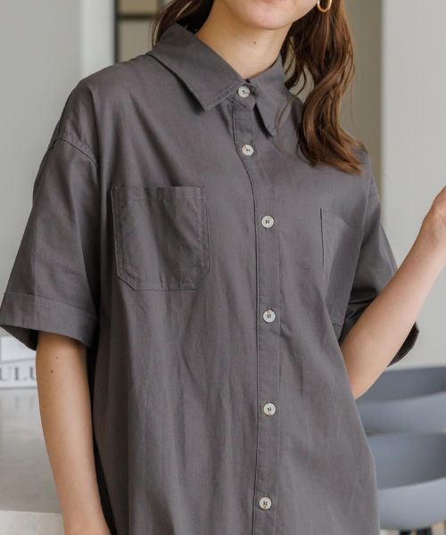 Eclat one(エクラワン)の「オーバーサイズ シャツワンピース(シャツワンピース・レディース・ベージュ/イエロー/ダークグレー・FREE)」の4枚目の写真