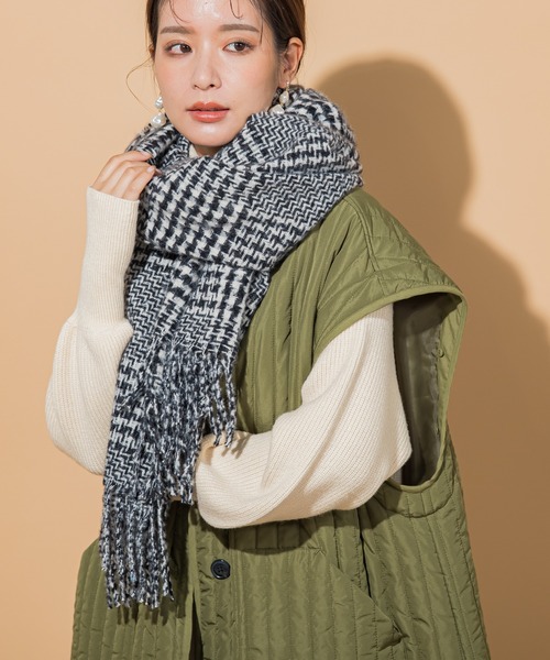 VICKY（ビッキー）の「【ギフトにもオススメ】チェックフリンジストール（ストール/ショール・レディース・ダークネイビー/ブラック系その他・FREE）」の4枚目の写真