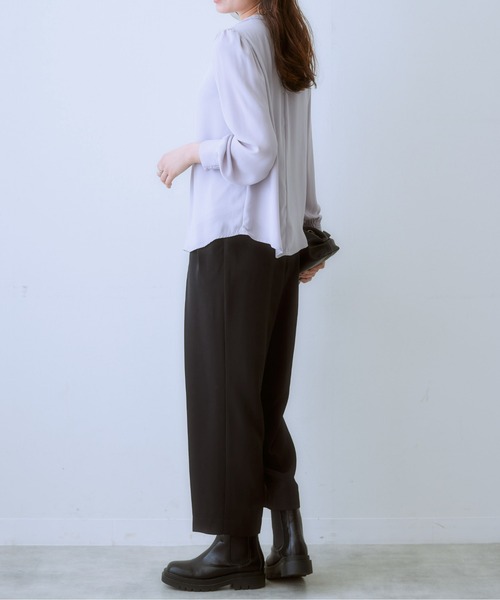 SMILE LAND(スマイルランド)の「大きいサイズ スタンドギャザーブラウス(吸汗速乾裏地付)(シャツ/ブラウス・レディース・ライトグレー/ホワイト系・L/LL/3L/4L/5L)」の13枚目の写真