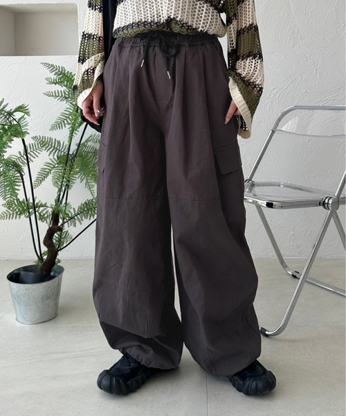 kutir(クティール)の「【M,L2サイズ展開】ワイドカーゴパンツ(カーゴパンツ・レディース・ブラック/グレイッシュベージュ/チャコールグレー・MEDIUM/LARGE)」の2枚目の写真