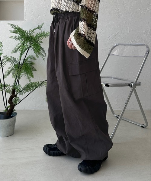 kutir(クティール)の「【M,L2サイズ展開】ワイドカーゴパンツ(カーゴパンツ・レディース・ブラック/グレイッシュベージュ/チャコールグレー・MEDIUM/LARGE)」の4枚目の写真