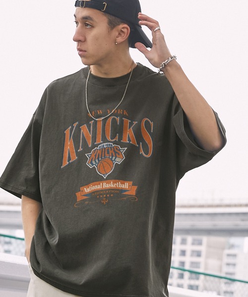 NBA(エヌビーエー)の「NBA/エヌビーエー 別注 ロゴ刺繍/プリント ピグメント加工ビッグシルエットTシャツ(Tシャツ/カットソー・メンズ・ブラック系3/ホワイト系1/ブラック/ブラック系1/ブラック系4/ブラック系2/オフホワイト/ブラック系5・L/M)」の5枚目の写真