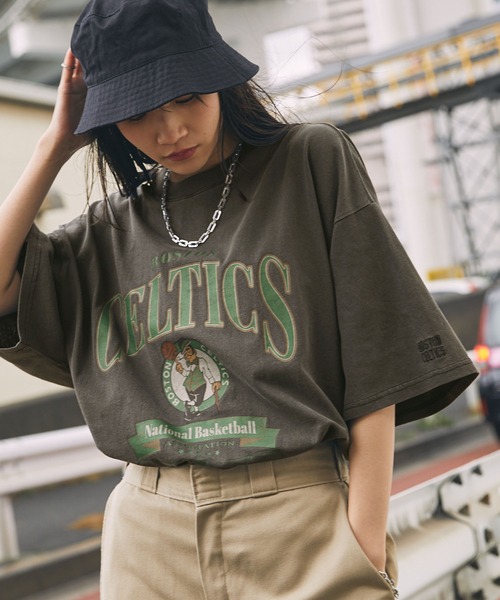 NBA(エヌビーエー)の「NBA/エヌビーエー 別注 ロゴ刺繍/プリント ピグメント加工ビッグシルエットTシャツ(Tシャツ/カットソー・メンズ・ブラック系3/ホワイト系1/ブラック/ブラック系1/ブラック系4/ブラック系2/オフホワイト/ブラック系5・L/M)」の6枚目の写真