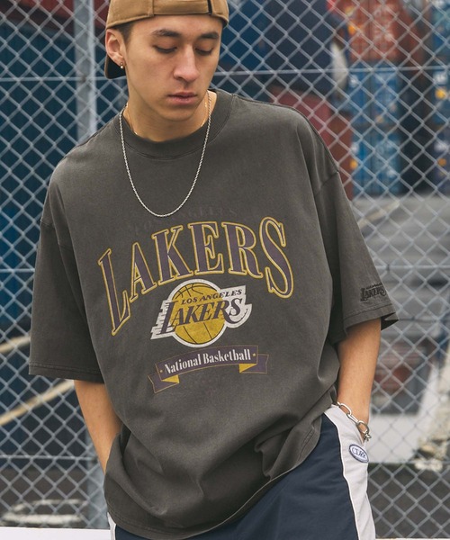 NBA(エヌビーエー)の「NBA/エヌビーエー 別注 ロゴ刺繍/プリント ピグメント加工ビッグシルエットTシャツ(Tシャツ/カットソー・メンズ・ブラック系3/ホワイト系1/ブラック/ブラック系1/ブラック系4/ブラック系2/オフホワイト/ブラック系5・L/M)」の4枚目の写真