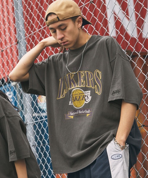 NBAチームロゴ刺繍Tシャツ Mサイズ ブラック NBA（エヌビーエー）の「NBA/エヌビーエー 別注 ロゴ刺繍
