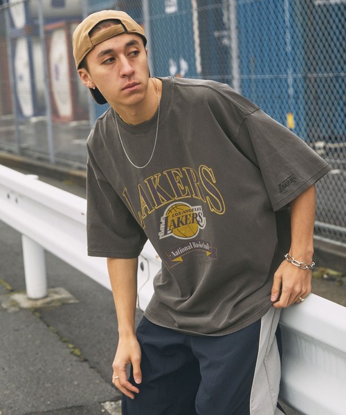 NBA(エヌビーエー)の「NBA/エヌビーエー 別注 ロゴ刺繍/プリント ピグメント加工ビッグシルエットTシャツ(Tシャツ/カットソー・メンズ・ブラック系3/ホワイト系1/ブラック/ブラック系1/ブラック系4/ブラック系2/オフホワイト/ブラック系5・L/M)」の13枚目の写真