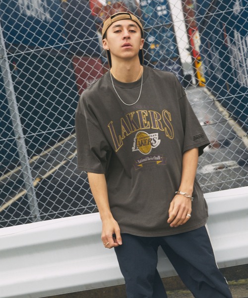 NBA(エヌビーエー)の「NBA/エヌビーエー 別注 ロゴ刺繍/プリント ピグメント加工ビッグシルエットTシャツ(Tシャツ/カットソー・メンズ・ブラック系3/ホワイト系1/ブラック/ブラック系1/ブラック系4/ブラック系2/オフホワイト/ブラック系5・L/M)」の14枚目の写真