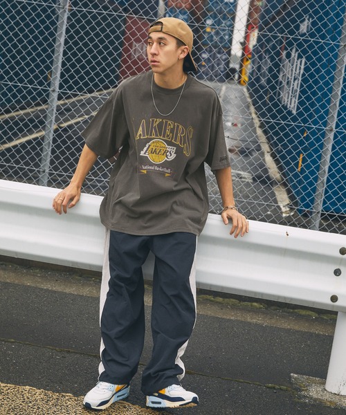 NBA(エヌビーエー)の「NBA/エヌビーエー 別注 ロゴ刺繍/プリント ピグメント加工ビッグシルエットTシャツ(Tシャツ/カットソー・メンズ・ブラック系3/ホワイト系1/ブラック/ブラック系1/ブラック系4/ブラック系2/オフホワイト/ブラック系5・L/M)」の16枚目の写真