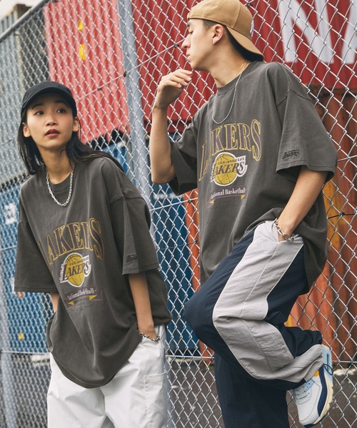 NBA(エヌビーエー)の「NBA/エヌビーエー 別注 ロゴ刺繍/プリント ピグメント加工ビッグシルエットTシャツ(Tシャツ/カットソー・メンズ・ブラック系3/ホワイト系1/ブラック/ブラック系1/ブラック系4/ブラック系2/オフホワイト/ブラック系5・L/M)」の19枚目の写真