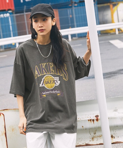 NBA(エヌビーエー)の「NBA/エヌビーエー 別注 ロゴ刺繍/プリント ピグメント加工ビッグシルエットTシャツ(Tシャツ/カットソー・メンズ・ブラック系3/ホワイト系1/ブラック/ブラック系1/ブラック系4/ブラック系2/オフホワイト/ブラック系5・L/M)」の20枚目の写真