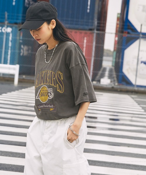 NBA(エヌビーエー)の「NBA/エヌビーエー 別注 ロゴ刺繍/プリント ピグメント加工ビッグシルエットTシャツ(Tシャツ/カットソー・メンズ・ブラック系3/ホワイト系1/ブラック/ブラック系1/ブラック系4/ブラック系2/オフホワイト/ブラック系5・L/M)」の21枚目の写真