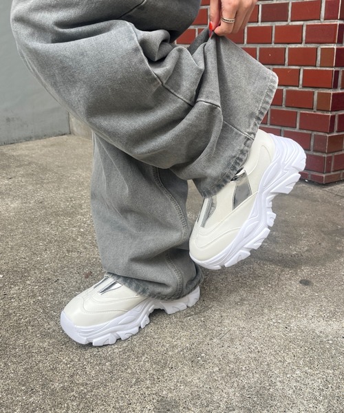 WHO'S WHO gallery（フーズフーギャラリー）の「ファスナーデザインスニーカー（スニーカー・レディース・ブラック/オフホワイト/シルバー・MEDIUM/LARGE）」の2枚目の写真