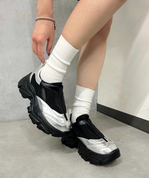 WHO'S WHO gallery（フーズフーギャラリー）の「ファスナーデザインスニーカー（スニーカー・レディース・ブラック/オフホワイト/シルバー・MEDIUM/LARGE）」の3枚目の写真