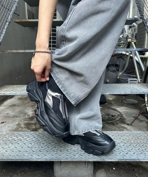 WHO'S WHO gallery（フーズフーギャラリー）の「ファスナーデザインスニーカー（スニーカー・レディース・ブラック/オフホワイト/シルバー・MEDIUM/LARGE）」の7枚目の写真