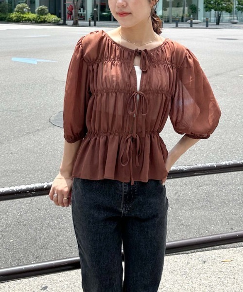 archives（アルシーヴ）の「シャーリングリボン楊柳ブラウス（シャツ/ブラウス・レディース・ブラック/アイボリー/ピンクベージュ/モカ・MEDIUM）」の2枚目の写真