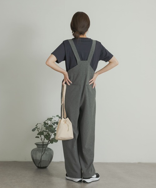 URBAN RESEARCH DOORS（アーバンリサーチドアーズ）の「『UR TECH DRYLUXE』サスペンダーパンツ（サロペット/オーバーオール・レディース・チャコールグレー/ブラック・SMALL/MEDIUM）」の15枚目の写真