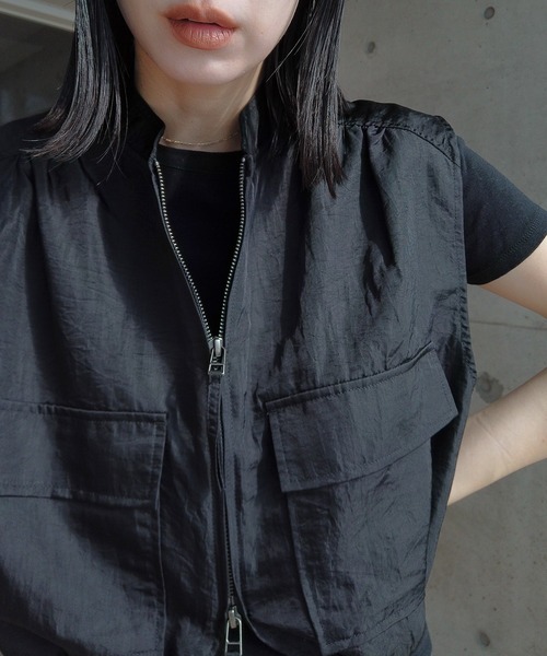 y/m by RIKA（イムバイリカ）の「ナイロンツイルショートベスト（ベスト・レディース・グレー/ブラック・FREE）」の4枚目の写真