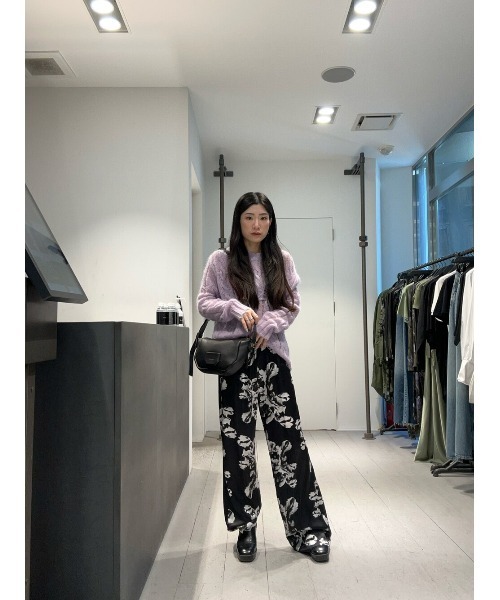 ALLSAINTS(オールセインツ)の「CHARLI SILK BLEND WIDE LEG FLORAL TROUSERS | CHARLI シルク ブレンド ワイド レッグ フローラル トラウザー(その他パンツ・レディース・ブラック系その他・6/4/8/10)」の4枚目の写真