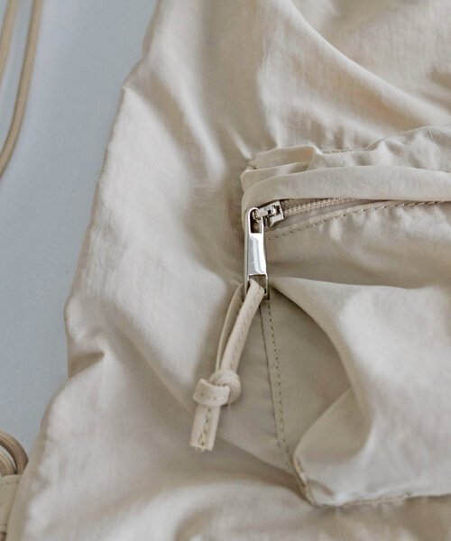 DISCOAT（ディスコート）の「アソートナップサック（バックパック/リュック・レディース・アイボリー/ブラック/カーキ/シルバー・FREE）」の9枚目の写真