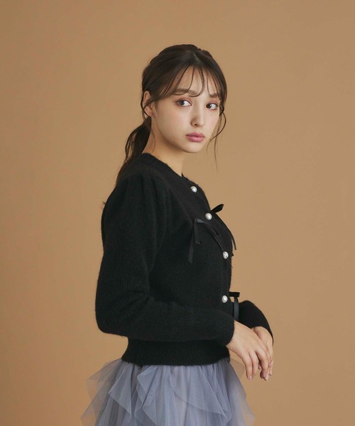 fifth(フィフス)の「リボンパール釦ショートカーディガン(カーディガン/ボレロ・レディース・グレー/ブラック/ホワイト・M)」の5枚目の写真