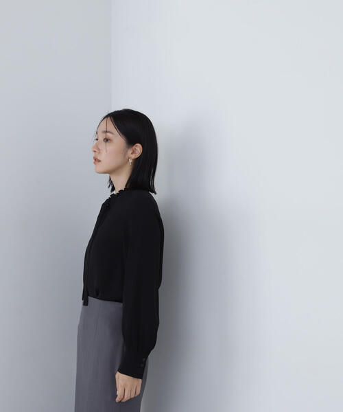 NATURAL BEAUTY BASIC(ナチュラルビューティーベーシック)の「フリルカラーナローボウタイブラウス(シャツ/ブラウス・レディース・オフホワイト/ダークグリーン/ブラック・MEDIUM/SMALL)」の6枚目の写真
