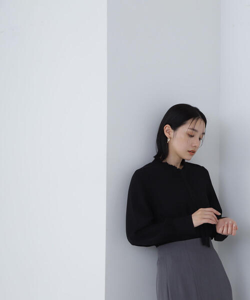 NATURAL BEAUTY BASIC(ナチュラルビューティーベーシック)の「フリルカラーナローボウタイブラウス(シャツ/ブラウス・レディース・オフホワイト/ダークグリーン/ブラック・MEDIUM/SMALL)」の8枚目の写真