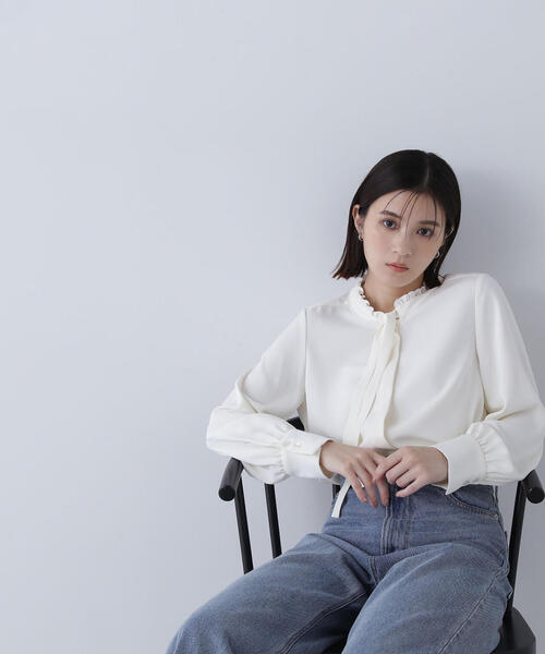 NATURAL BEAUTY BASIC(ナチュラルビューティーベーシック)の「フリルカラーナローボウタイブラウス(シャツ/ブラウス・レディース・オフホワイト/ダークグリーン/ブラック・MEDIUM/SMALL)」の15枚目の写真