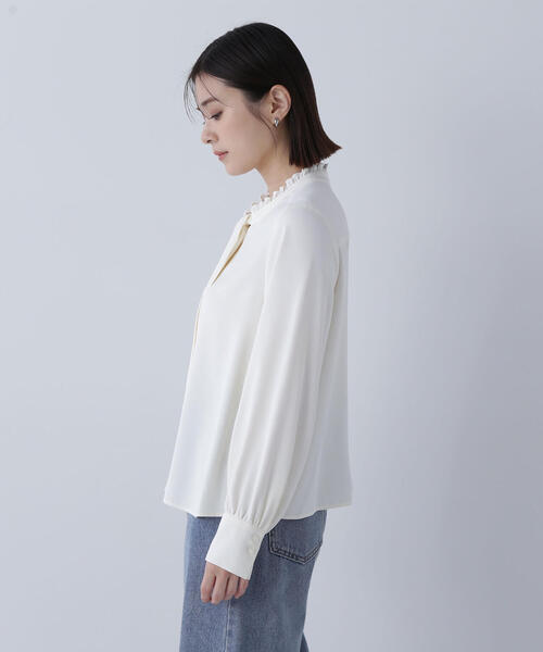 NATURAL BEAUTY BASIC(ナチュラルビューティーベーシック)の「フリルカラーナローボウタイブラウス(シャツ/ブラウス・レディース・オフホワイト/ダークグリーン/ブラック・MEDIUM/SMALL)」の21枚目の写真