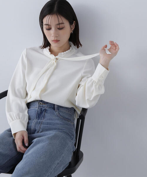 NATURAL BEAUTY BASIC(ナチュラルビューティーベーシック)の「フリルカラーナローボウタイブラウス(シャツ/ブラウス・レディース・オフホワイト/ダークグリーン/ブラック・MEDIUM/SMALL)」の2枚目の写真