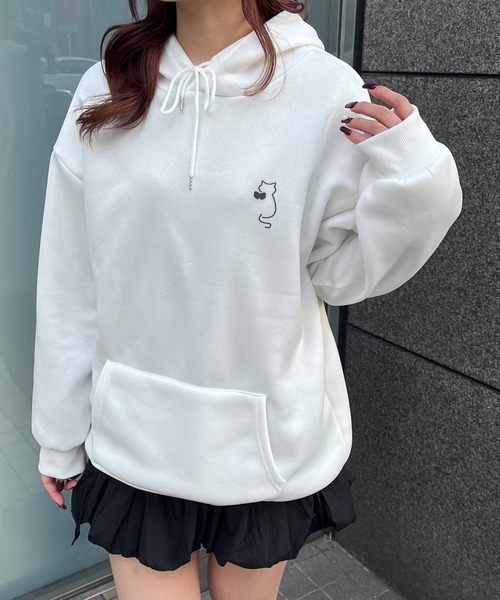 merrylatte（メリーラテ）の「胸元キャットデザインパーカー（パーカー・レディース・ホワイト・LARGE/X-LARGE/SMALL）」の2枚目の写真