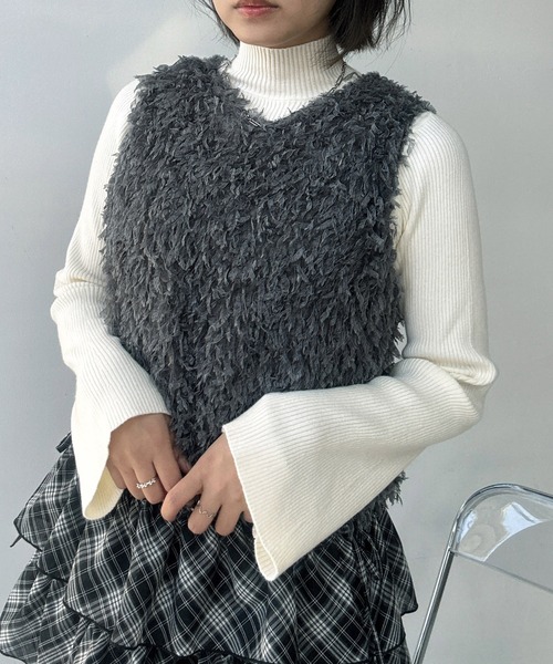 AS KNOW AS plus（アズノゥアズプラス）の「●ふわふわアソートデザインベスト(フェザー、フリンジ）（ベスト・レディース・グレー系/アイボリー系/グレー系その他/ブラック系その他/ピンク系/グレー系1/アイボリー系1・FREE）」の4枚目の写真