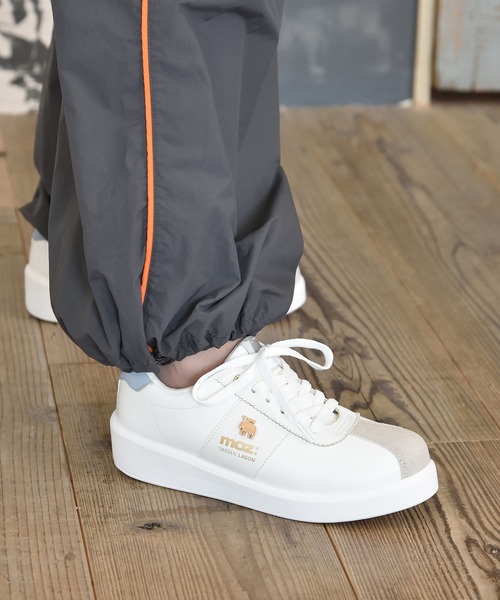 BETTY CLUB（ベティクラブ）の「moz(モズ) 厚底軽量  メタルロゴ スムース×スウェード調スニーカー（スニーカー・レディース・ブラック/ライトブルー/ホワイト・22.5cm/23.0cm/23.5cm/24.0cm/24.5cm）」の2枚目の写真