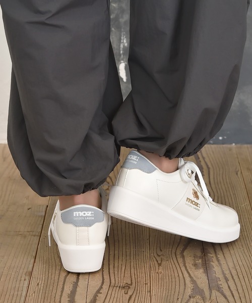 BETTY CLUB（ベティクラブ）の「moz(モズ) 厚底軽量  メタルロゴ スムース×スウェード調スニーカー（スニーカー・レディース・ブラック/ライトブルー/ホワイト・22.5cm/23.0cm/23.5cm/24.0cm/24.5cm）」の12枚目の写真
